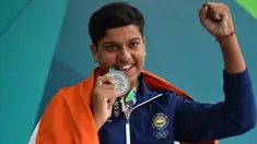 Penembak India, Vihan Shardul (15) berpose dengan medali perak usai menerima penghargaan di nomor double trap putra Asian Games 2018 di Palembang, Kamis (23/8). Shardul Vihan menjadi penembak terbaik kedua dengan catatan skor 73. (AFP/ADEK BERRY)