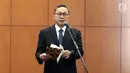 Ketua MPR Zulkifli Hasan membacakan sumpah jabatan saat melantik empat anggota MPR Pengganti Antar Waktu (PAW) di Jakarta, Kamis (14/3). Keempatnya adalah Wa Ode Nur Zainab, Taslim Azis, Musthafa Bakri, dan Tari Siwi Utami. (Liputan6.com/JohanTallo)