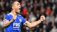 Youri Tielemans. Gelandang tengah berusia 25 tahun ini kini tengah mnjalani musim keempat bersama Leicester City sejak didatangkan dari AS Monaco pada awal musim 2019/2020 denan nilai transfer mencapai 45 juta euro. Musim ini ia telah tampil dalam 14 laga di Liga Inggris dengan torehan 3 gol dan 1 assist. Sementara bersama Timnas Belgia hingga kini ia telah mengoleksi 54 caps dengan torehan 5 gol dan 10 assist sejak melakukan debut pada 9 November 2016. (AFP/Damien Meyer)