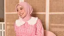 Gaya penampilan Lesty Kejora dengan outfit merah muda memang mencuri perhatian publik. Penampilan perempuan 5 Agustus 1999 terlihat lebih bersinar. Terlebih jika Lesty tersenyum manis yang membuatnya kian memesona. (Liputan6.com/IG/@lestykejora)