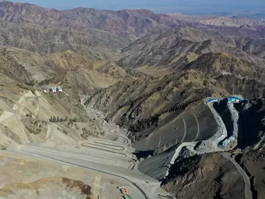Foto dari udara ini menunjukkan lokasi pembangunan Stasiun Pembangkit Listrik Tenaga Pompa Fukang di Kota Fukang, Daerah Otonom Uighur Xinjiang, China, 15 Oktober 2020. Stasiun itu merupakan stasiun pembangkit listrik tenaga pompa pertama yang sedang dibangun di Xinjiang. (Xinhua/Ding Lei)