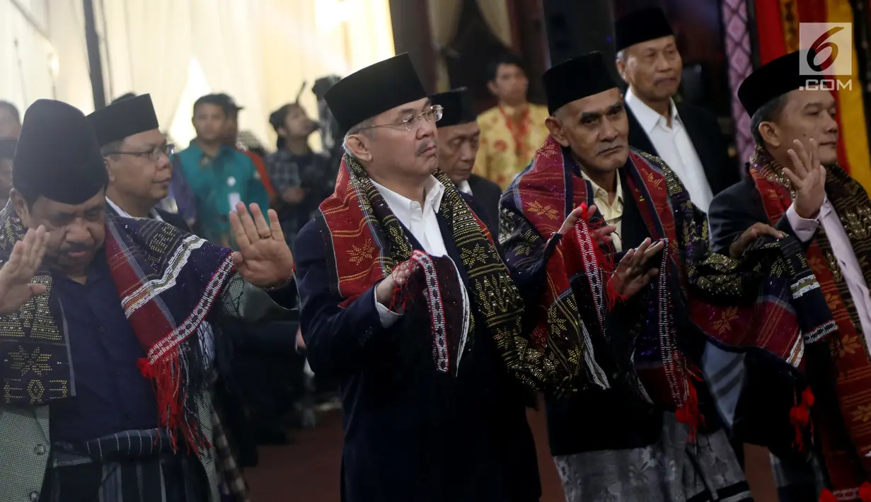 Sejumlah Raja Adat, tamu dan keluarga melakukan Manortor atau tari Tortor saat pesta adat pernikahan Kahiyang-Bobby di Medan, Jumat (24/11). Tarian Tortor ini diiringi gordang sambilan dan instrumen musik lainnya. (Liputan6.com/Pool/Media Center)