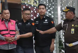 Mantan Wakil Kepala Badan Gizi Nasional (BGN), Lodewyk Pusung (mengenakan rompi tahanan - kiri), digiring menuju mobil tahanan usai menjalani pemeriksaan di Gedung Kejaksaan Agung RI, Jakarta, Rabu (3/6/2026). (Kapanlagi.com/Budy Santoso)