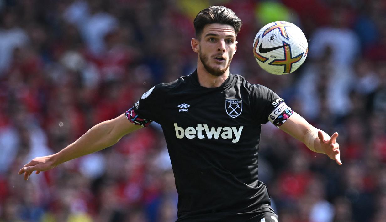 Gelandang West Ham United, Declan Rice mengontrol bola saat menghadapi Nottingham Forest pada laga Liga Inggris 2022/2023 di City Ground, Nottingham (14/8/2022). West Ham United akhirnya mencapai kesepakatan dengan Arsenal untuk melepas Declan Rice menuju Emirates Stadium. Nilai transfer yang disepakati adalah 105 juta poundsterling atau hampir setara Rp2 triliun dan menjadi rekor pembelian termahal The Gunners sekaligus klub Liga Inggris sepanjang sejarah. (AFP/Paul Ellis)