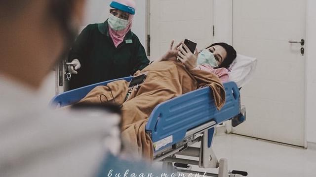 6 Momen Lahiran Anak Keempat Mona Ratuliu, Penuh Haru Bareng Suami