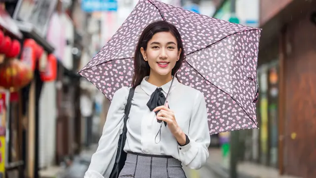 perempuan membawa payung