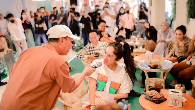 Ayu Ting Ting merayakan ultah kafe miliknya (Foto: Instagram @ayutingting92 @arka_photographyy)