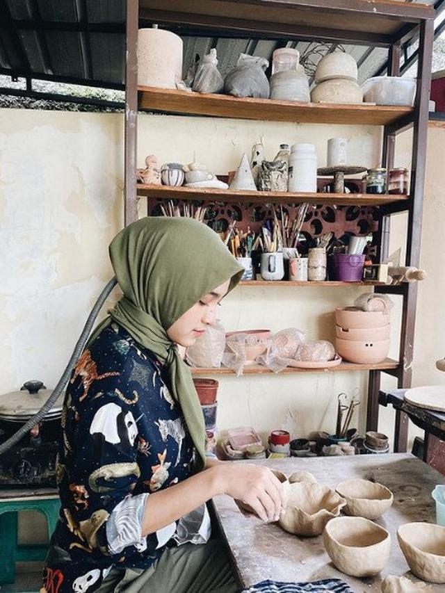 6 Potret Angela Gilsha dan Cut Syifa saat Buat Tembikar, Curi Perhatian