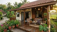 7 Desain Teras Rumah Kampung yang Adem dan Asri, Cocok untuk Bersantai