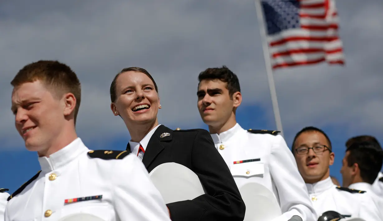 Lulusan US Naval Academy berbaris menuju upacara wisuda dan commissioning Academy di Annapolis, Maryland, (26/5). (AP Photo / Patrick Semansky)
