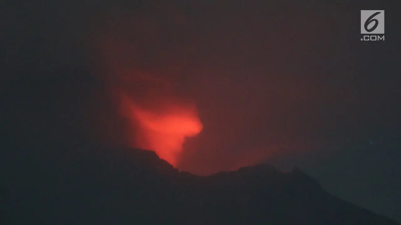 Sinar Api di Puncak Gunung Agung
