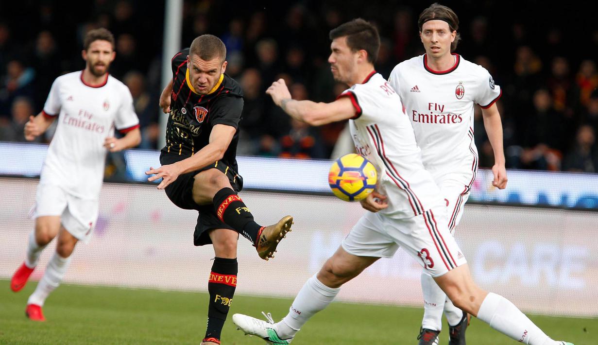 Striker Benevento, George Puscas, melepaskan tendangan saat melawan Benevento pada laga Serie A Italia di Stadion Ciro Vigorito, Benevento, Minggu (3/12/2017). Kedua klub bermain imbang 2-2. (AP/Mario Taddeo)