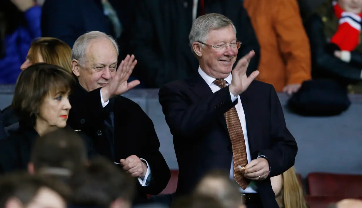 Sir Alex Ferguson menyapa fans saat menyaksikan pertandingan antara Manchester United dengan Chelsea di Stadion Old Trafford, Inggris (28/12). MU bermain imbang dengan Chelsea dengan skor 0-0. (Reuters/Phil Noble)