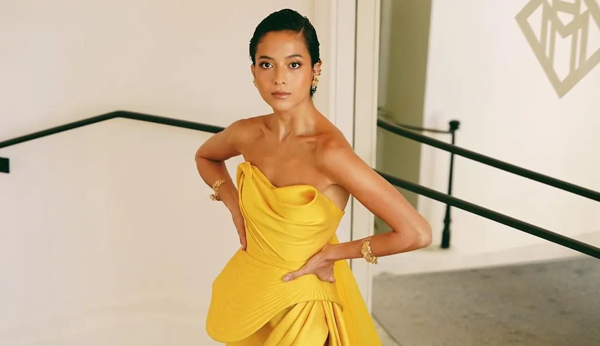 Penampilan Putri Marino ini pun banjir pujian dari banyak netizen dan sahabat selebriti. Ia terlihat begitu feminim dalam strapless dress dengan detail cantik pada bagian dada serta rok asimetris. (Liputan6.com/IG/@putrimarino)