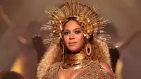 Ibu hamil yang satu ini ternyata tidak terganggu dengan kondisi perut buncitnya. Beyonce tampil dengan kostum berwarna emas dengan aksesoris dan hiasan kepala yang juga berwarna emas. Di atas panggung, ia didampingi 20 penari latar. (AFP/Bintang.com)