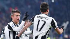 Para pemain Juventus merayakan gol Paulo Dybala (kiri) saat melawan Atalanta pada laga Coppa Italia di Juventus Stadium, Turin (11/1/2017). Juventus menang 3-2. (Alessandro Di Marco/ANSA via AP)