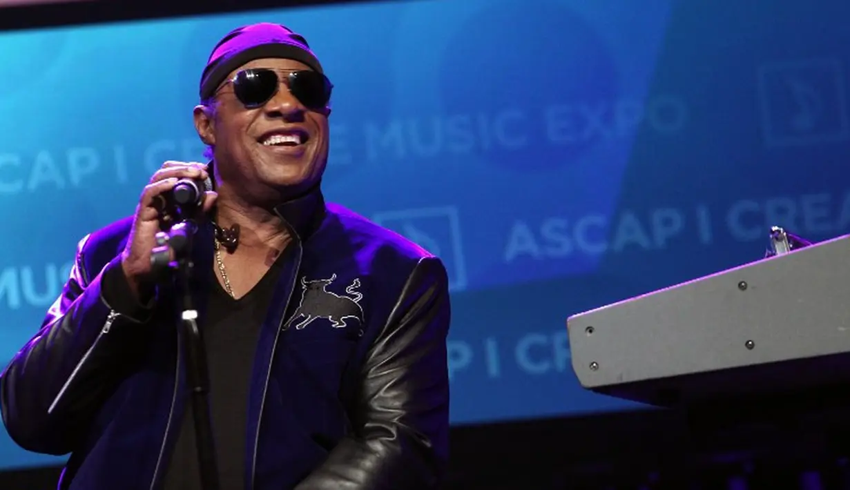 Stevie Wonder merupakan musisi tunanetra paling populer di dunia. Ia sudah bernyanyi sejak usia 11 tahun. (Tommaso Boddi/GETTY IMAGES NORTH AMERICA/AFP)