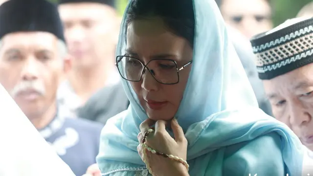Rieke Diah Pitaloka di Pemakaman Mat Solar. [Budy Santoso]