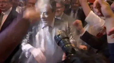 Wajah kandidat Presiden Prancis, Francois Fillon mendapat lemparan tepung setibanya di sebuah acara kampanye di Strasbourg, Prancis Timur, Kamis (6/4). Fillon tengah berada di kerumunan orang ketika seseorang melemparkan tepung ke wajahnya. (BFMTV via AP)