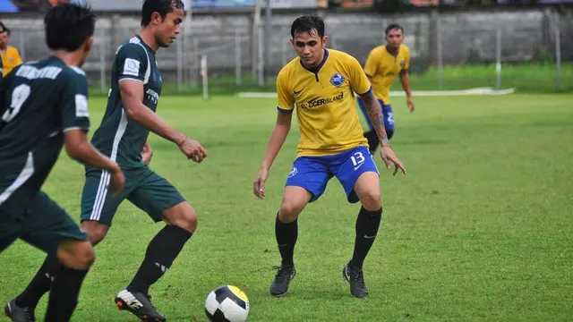 Suka Main Bola, Ini 7 Potret Aksi Vicky Nitinegoro Saat di Lapangan Hijau