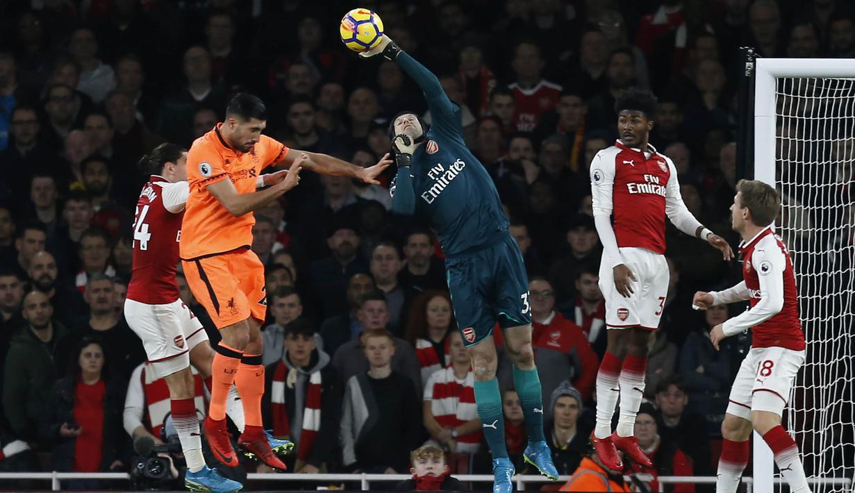 Kiper Arsenal, Petr Cech, berusaha menepis bola saat melawan Liverpool pada laga Premier League di Stadion Emirates, London, Jumat (22/12/2017). Kedua klub bermain imbang 2-2. (AFP/Ian Kington)