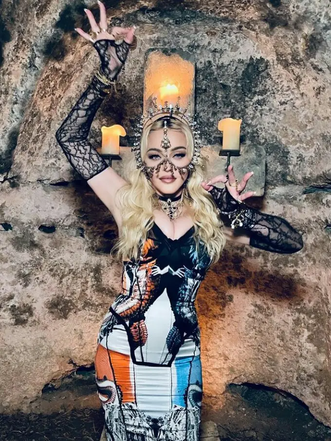 Gaya Madonna Pakai Headpiece Karya Rinaldy Yunardi di Momen Perayaan Ultah ke-63