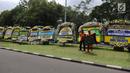 Petugas kebersihan beraktivitas di sekitar karangan bunga ucapan duka cita untuk Probosutedjo di Jalan Diponegoro, Jakarta, Senin (26/3). Probosutedjo merupakan pendiri Himpunan Pengusaha Pribumi Indonesia (Hippi). (Liputan6.com/Arya Manggala)