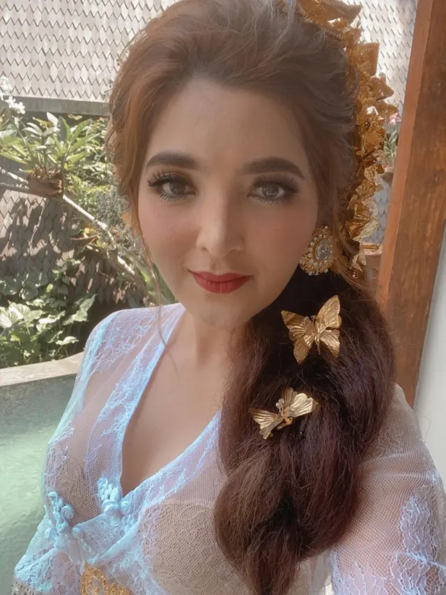 7 Gaya Ashansty Pakai Baju Adat Bali, Tampil Menawan
