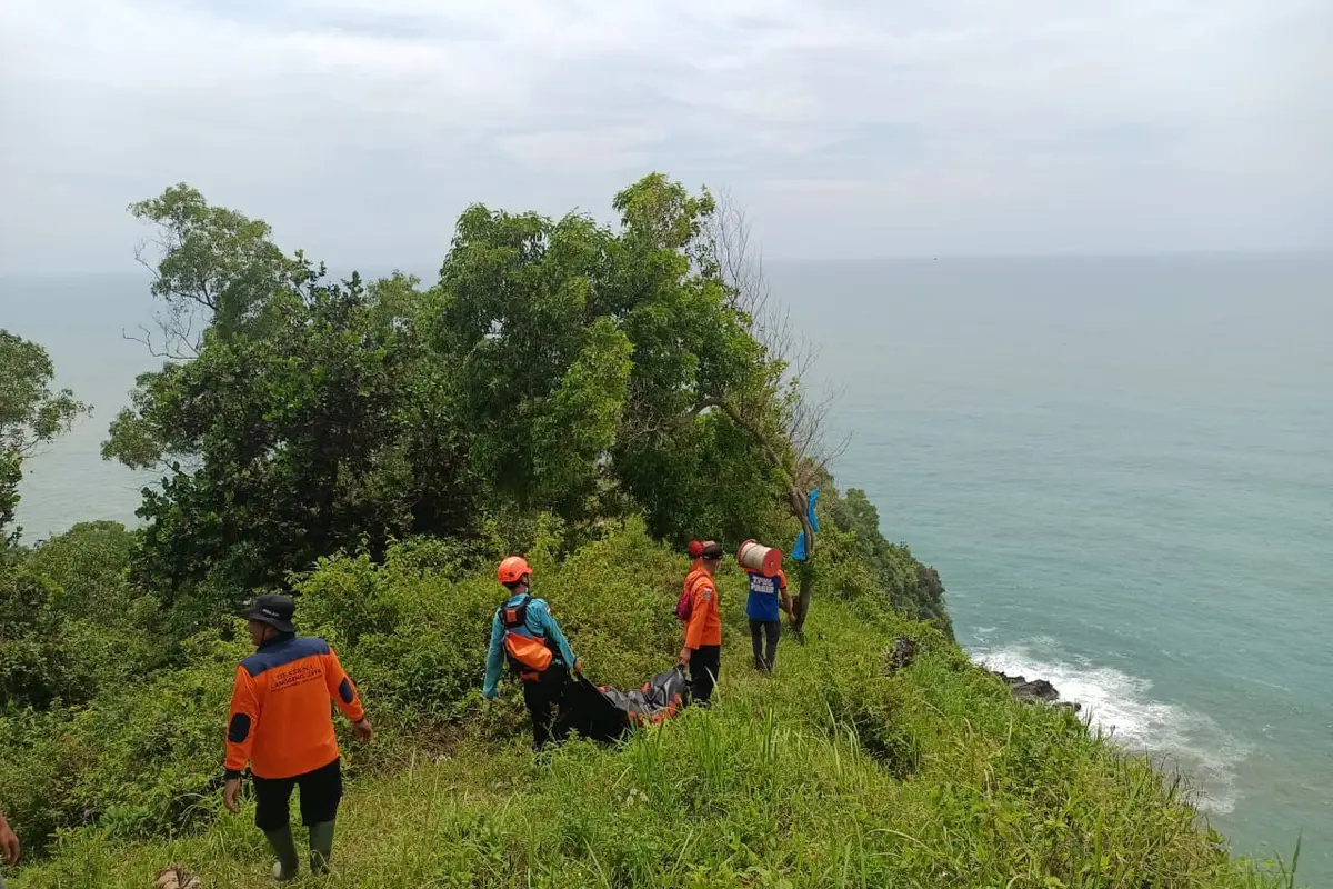 Pencari lobster diduga jatuh dan tenggelam di kawasan Bukit Hud yang berbatasan langsung dengan laut kidul. (Foto: Liputan6.com/Basarnas)