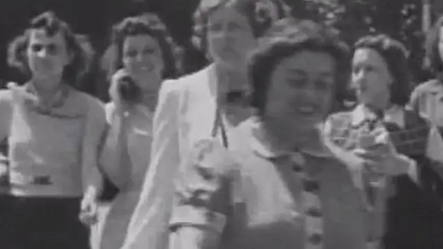 Perempuan Misterius Pakai Ponsel di Tahun 1938, Penjelajah Waktu