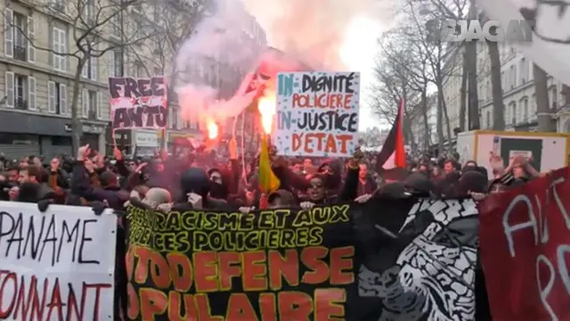 Ratusan massa yang mengatasnamakan kelompok pembela HAM dan keluarga korban kekerasan berunjuk rasa, Senin (20/03/17) di Paris. Mereka menentang kekerasan yang dilakukan polisi beberapa waktu lalu