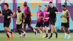 Para pemain Belgia melakukan pemanasan selama sesi latihan tim di Salwa Training Site di Pantai Salwa, Doha pada 30 November 2022. Belgia akan bertanding melawan Kroasia pada grup F Piala Dunia 2022 Qatar di Stadion Ar Rayyan, Qatar, Kamis (1/12) pukul 22.00 WIB. (AFP/Jack Guez)
