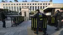 Polisi memasang barikade di depan Mahkamah Konstitusi di Seoul, Korea Selatan pada tanggal 16 Desember 2024. (JUNG YEON-JE/AFP)