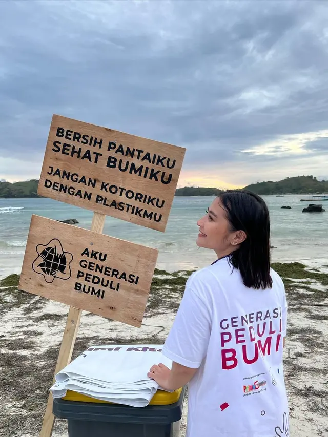 7 Momen Prilly Latuconsina Bikin Gerakan Bersihkan Pantai Ini Tuai Pujian