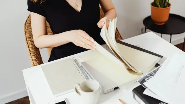 Fokus Kerja Mulai Menurun Sebelum Jam Pulang? Yuk, Coba Ritual Midday Reset 5 Menit untuk Jaga Produktivitas.