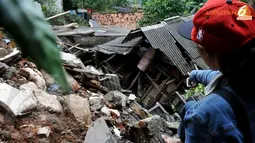 [FOTO] Empat Rumah di Condet Roboh Akibat Longsor
