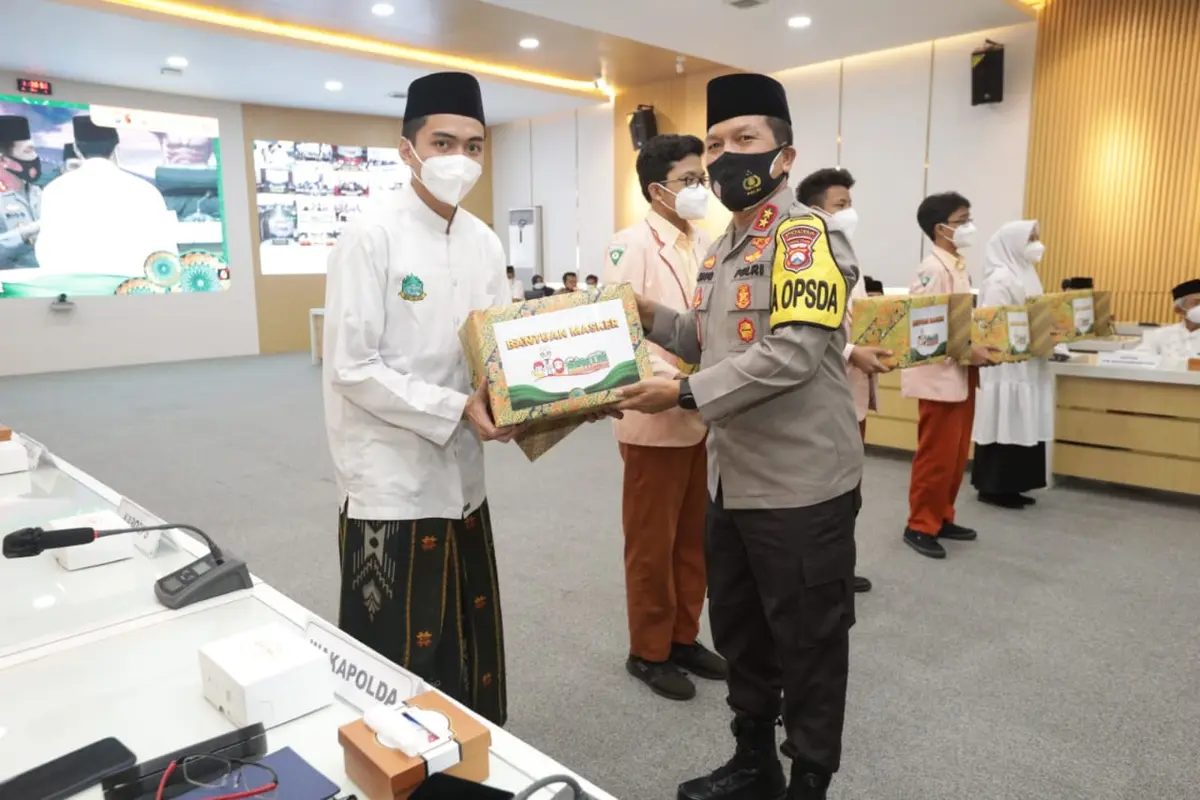 Polda Jawa Timur meluncurkan Gerakan Santri Bermasker. (Dian Kurniawan/Liputan6.com)