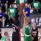 Pebasket Boston Celtics, Jayson Tatum, berebut bola dengan pebasket Miami Heat, Bam Adebayo, pada gim keempat final NBA Wilayah Timur di AdventHealth Arena, Kamis (24/9/2020). Miami Heat menang dengan skor 109-112. (AP/Mark J. Terrill)