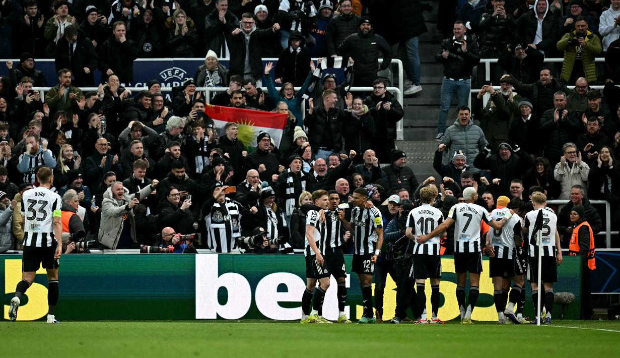 Hasil imbang membuat peluang kedua tim tetap terbuka pada leg kedua di markas Barcelona pekan depan. Tampak dalam foto, gelandang Newcastle United asal Inggris, Harvey Barnes, dikerumuni rekan-rekan setimnya setelah mencetak gol selama pertandingan leg pertama babak 16 besar Liga Champions 2025/2026 melawan Barcelona di St James' Park, Newcastle-upon-Tyne, timur laut Inggris pada Selasa 10 Maret 2026 waktu setempat atau Rabu 11 Maret 2026 dini hari WIB. (Paul ELLIS/AFP)