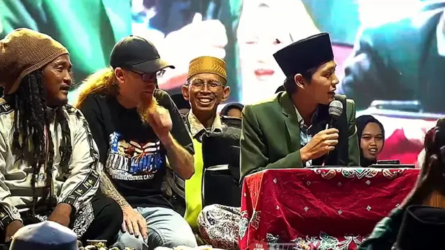 Bule yang duduk disamping Gus Iqdam ternyata seorang mualaf (SS: YT Sandekar ST)