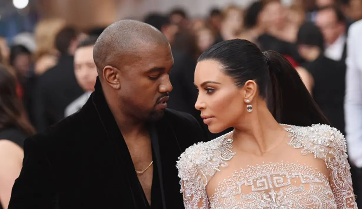 Beberapa waktu belakangan Kim Kardashian dan Kanye West disebut telah berpisah dan akan segera mengakhiri hubungan rumah tangganya. Tak diketahui penyebabnya, namun rumor ini tersiar setelah tragedy di Paris. (AFP/Bintang.com)