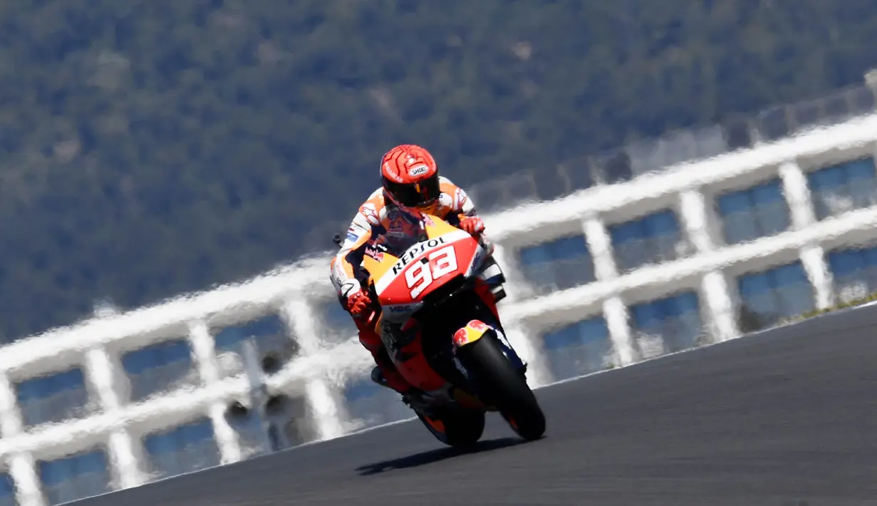 Meski tidak naik podium, Marc Marquez, berhasil menuntaskan perlombaan yang memakan sebanyak 25 putaran tersebut tanpa kecelakaan. (AP Photo/Jose Breton)