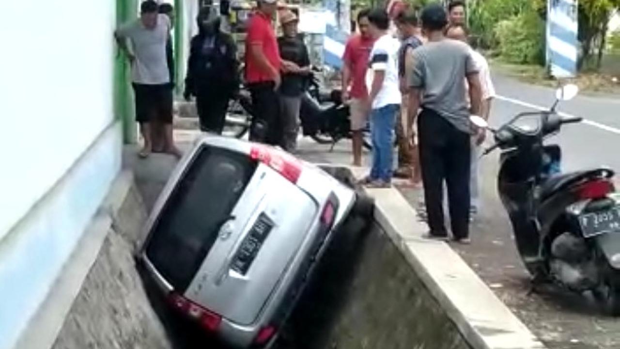 Mobil avanza masuk parit  menjadi tontonan warga di Banyuwangi (Istimewa)