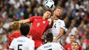Pemain Jerman, Benedikt Hoewedes, duel dengan pemain Polandia, Robert Lewandowski, pada laga kedua Grup C Piala Eropa 2016 di Stade de France, Jumat (17/6/2016) dini hari WIB. (AFP/Franck Fife)
