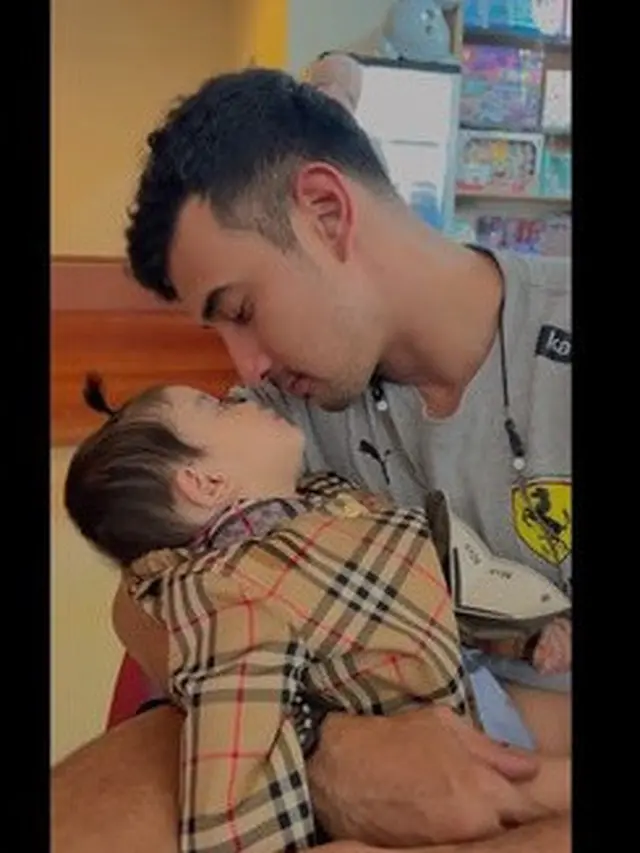 6 Potret Ali Syakieb Momong Sang Buah Hati, Ayah Idaman