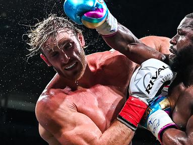 Pertandingan Floyd Mayweather Jr. melawan Logan Paul banyak dinantikan pecinta tinju dunia. Pertarungan ini dihelat di Miami, Amerika Serikat, Senin (07/06/2021) pagi WIB. Sayangnya tidak ada pemenang di salah satu kubu. (Foto: AFP/Chandan Khanna)