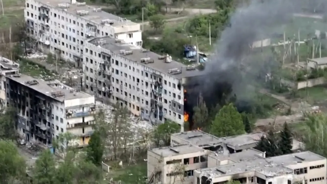 Rekaman dari pesawat nirawak yang diperoleh the AP memperlihatkan Desa Ocheretyne yang menjadi target serangan pasukan Rusia di Wilayah Donetsk, bagian timur Ukraina, Sabtu, 4 Mei 2024. (Kherson/Green via AP)