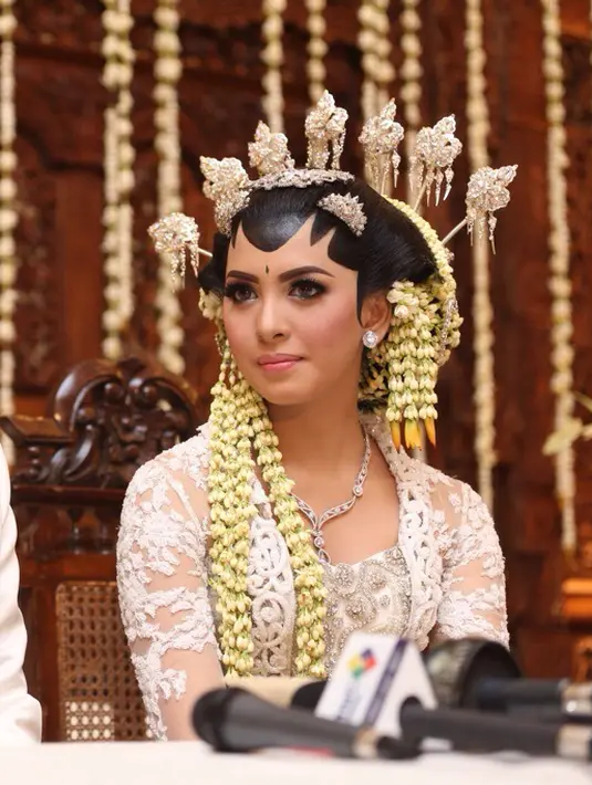 "Baru selesai melaksanakan akad nikah, dari pagi masih dipisah, jam 5 sudah make up, sampai akhirnya jam 11 ijab qabul, tadi akad nikah aja, resepsi nanti malam jam 7," ucap Alisia Rininta ditemui di Gedung Balai Kartini. (Andy Masela/Bintang.com)