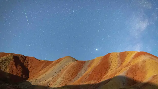Indahnya Hujan Meteor Perseid di Taman Geologi Nasional Danxia Zhangye