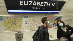 Orang-orang menunggu metro bawah tanah di stasiun metro Georges V yang telah diubah namanya menjadi Ratu Elizabeth II di Paris, pada 19 September 2022. Stasiun itu berada di jalur 1 di bawah Champs-elysess. (AP Photo/Michel Euler)
